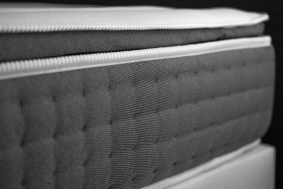 Pack lit complet 140x200 cm - Matelas + Sommier Blanc + 2 oreillers + Couette - Vingt-Six PLUS