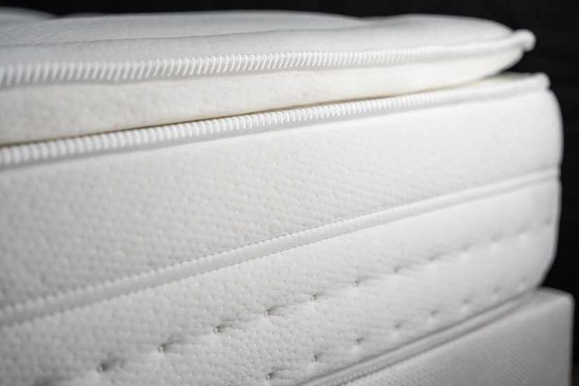 Pack lit complet 160x200 cm - Matelas + Sommier Blanc (en kit) + 2 oreillers + Couette - Vingt-Huit PLUS