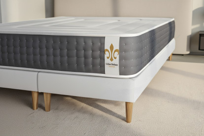 Pack lit complet 140x190 cm - Matelas + Sommier Blanc (en kit) + 2 oreillers + Couette - Vingt-Six